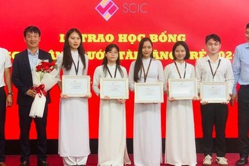 45 sinh viên xuất sắc nhận học bổng nâng bước tài năng trẻ 2024