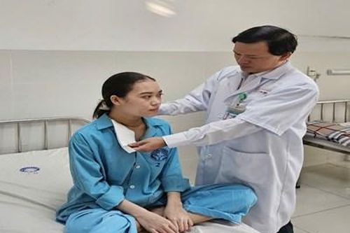 Phẫu thuật cắt toàn bộ bướu giáp kích thước khủng cho nữ bệnh nhân