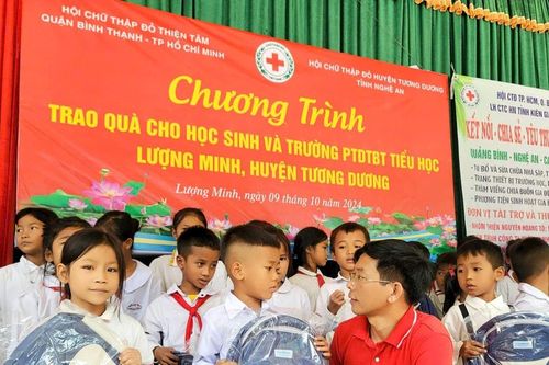 Hội Chữ thập đỏ Nghệ An phối hợp trao quà trị giá hơn 300 triệu đồng tới người dân vùng lũ Tương Dương và Kỳ Sơn