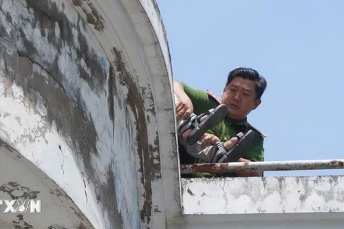 Công an Cần Thơ giải cứu nam sinh đòi nhảy lầu vì buồn chuyện tình cảm