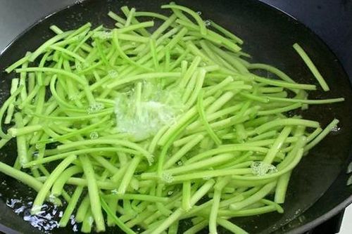 Đừng chỉ ăn củ, lá của cây này cũng là loại rau quý như 'nhân sâm người nghèo', ở chợ bán đầy ít ai hay