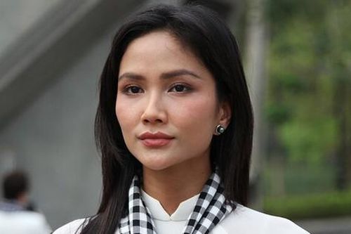 Hoa hậu H'Hen Niê nắm tay trai lạ khiến nhiều người tò mò
