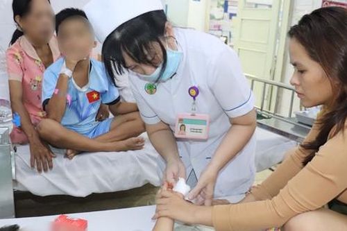 Xuyên đêm nối ngón tay bị đứt lìa cho bệnh nhi