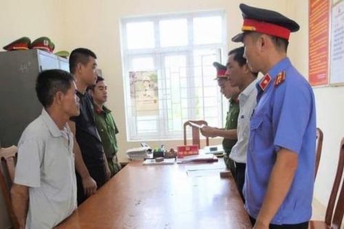 Mâu thuẫn trong đám giỗ, cháu trai chém chú họ bị thương