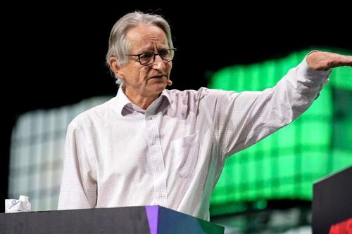Người đạt giải Nobel Vật lý cảnh báo mối nguy của AI