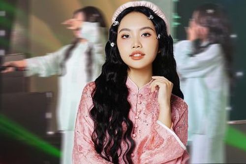 Phương Mỹ Chi khóc trên sân khấu