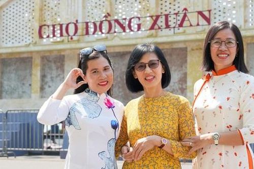Phụ nữ Hà Nội diện áo dài check-in phố đi bộ hồ Gươm dịp kỷ niệm Ngày Giải phóng Thủ đô
