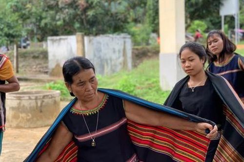 Phụ nữ Hà Lăng nỗ lực bảo tồn điệu múa chiêu