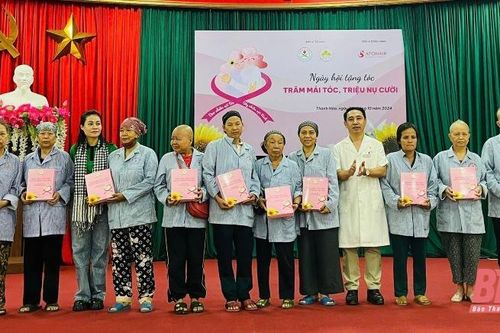 Tặng tóc cho bệnh nhân ung thư tại Bệnh viện Ung bướu tỉnh Thanh Hóa