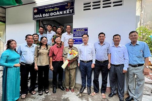 Bàn giao nhà Đại đoàn kết cho hộ khó khăn phường Mỹ Xuyên