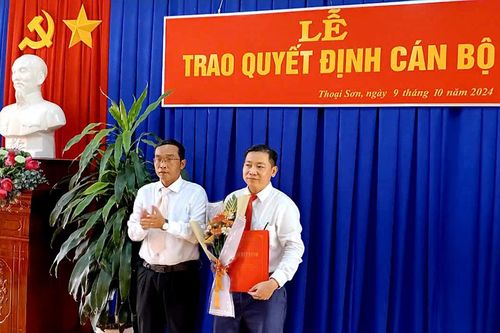 Ban Thường vụ Huyện ủy Thoại Sơn trao quyết định công tác cán bộ