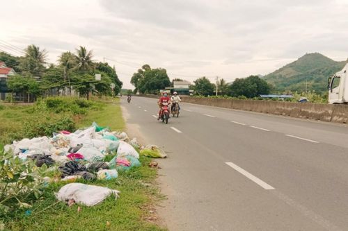Bỏ rác bừa bãi nơi hành lang quốc lộ