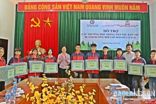 Sở Giáo dục và Đào tạo phối hợp tổ chức hỗ trợ trang thiết bị dạy học cho trường bị ảnh hưởng bởi bão số 3 tại xã Liên Hội