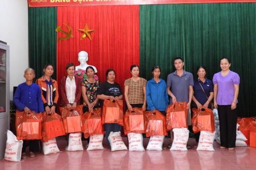 Bí thư Thành ủy tặng quà các hộ gia đình khó khăn tại thôn Bình Cằm