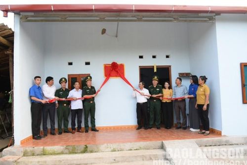 Đồn Biên phòng Na Hình tổ chức khánh thành nhà đại đoàn kết tại xã Thụy Hùng, huyện Văn Lãng