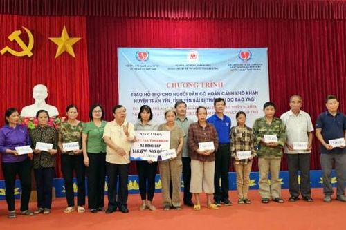 Trao trợ vốn cho bệnh nhân nghèo, người khuyết tật và trẻ mồ côi bị thiên tai ở 4 tỉnh phía Bắc