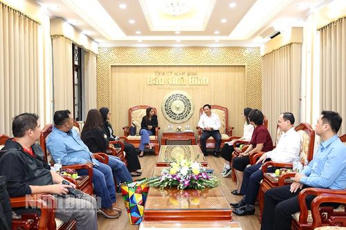 Liên hiệp Nhà báo quốc gia Malaysia và Hội Nhà báo Việt Nam làm việc với Hội Nhà báo tỉnh Ninh Bình