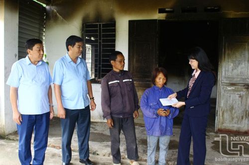 Trao tiền hỗ trợ hộ nghèo bị cháy nhà