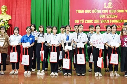 Phong Điền: 96 em học sinh được nhận học bổng đợt 2 năm 2024