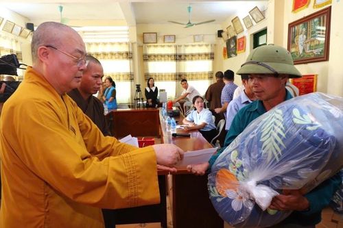 Chư tôn đức lãnh đạo Giáo hội trao quà hỗ trợ đến đồng bào tỉnh Lào Cai, Yên Bái