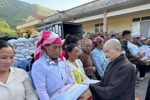 Các đoàn từ thiện thăm, trao quà hỗ trợ bà con vùng bão lũ các tỉnh thành