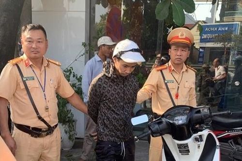 Tên trộm cuỗm xe máy lao vun vút trên Quốc lộ 5 bị CSGT và người dân tóm gọn