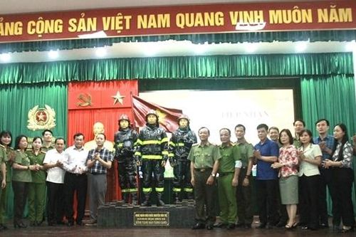 Bộ Công an tiếp nhận tác phẩm điêu khắc về 3 liệt sĩ Cảnh sát PCCC Công an quận Cầu Giấy