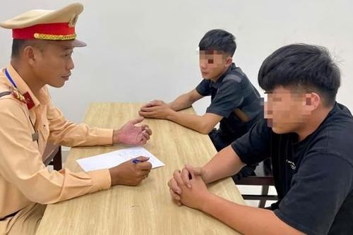 CSGT truy bắt tài xế ô tô không bằng lái, vi phạm nồng độ cồn, phi xe như điên trên phố