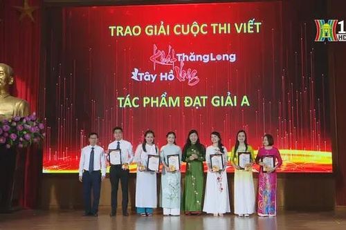 Trao giải cuộc thi viết 'Khát vọng Tây Hồ - Thăng Long'