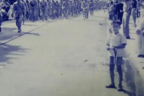 Cậu bé trong bức ảnh đón bộ đội ngày 10/10/1954