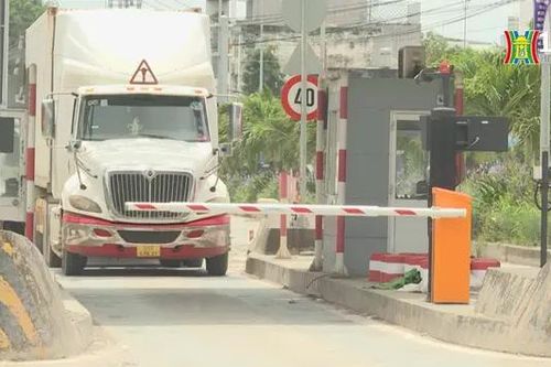 Dừng miễn phí xe chở hàng cứu trợ qua trạm thu phí