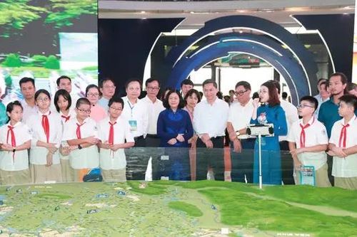 Bí thư Thành ủy thăm Triển lãm thành tựu của Thủ đô