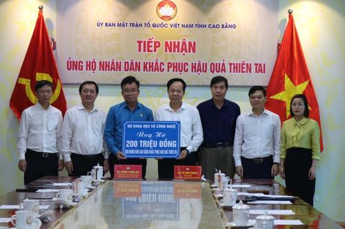 Bộ trưởng Bộ Khoa học và Công nghệ Huỳnh Thành Đạt trao 200 triệu đồng hỗ trợ khắc phục hậu quả thiên tai