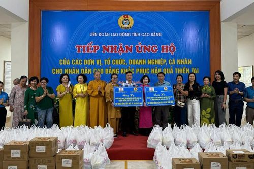 Liên đoàn Lao động tỉnh tiếp nhận quà từ Câu lạc bộ Sẻ chia Hà Nội hỗ trợ khắc phục thiệt hại do thiên tai