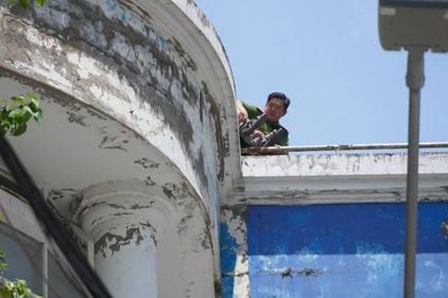 Giải cứu kịp thời nam sinh lớp 11 định nhảy lầu vì buồn chuyện tình cảm