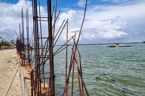 Lo sóng 'nuốt' làng, dân dựng kè bê tông cốt thép giữ đất