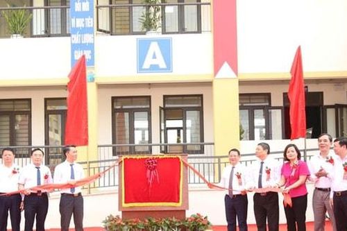 Mê Linh gắn biển hai công trình chào mừng 70 năm Ngày Giải phóng Thủ đô