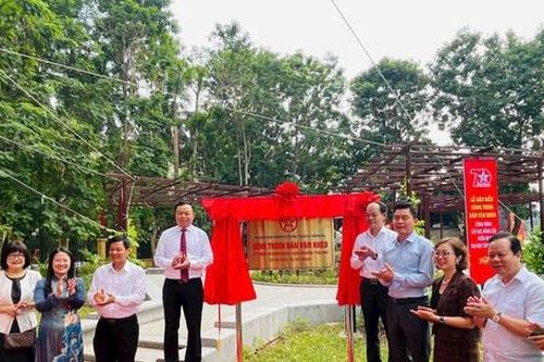 Quận Đống Đa gắn biển công trình 'Dân vận khéo' tại dự án Vườn hoa Đại học Công đoàn