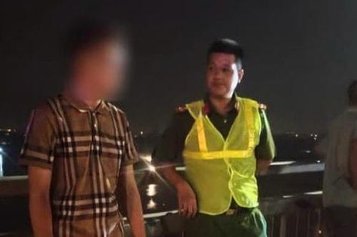 Ngăn chặn một sinh viên có ý định nhảy cầu Nhật Tân
