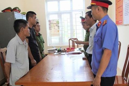 Mâu thuẫn với chú họ, về nhà lấy dao đi trả thù