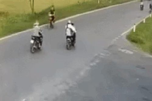 Phóng như 'bay' trên đường, xe máy do nam sinh điều khiển gặp tai nạn thảm khốc