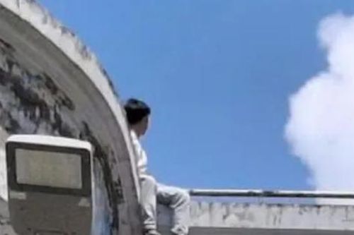 Buồn chuyện tình cảm, thiếu niên 16 tuổi cầm dao lên mái nhà sách định tự tử
