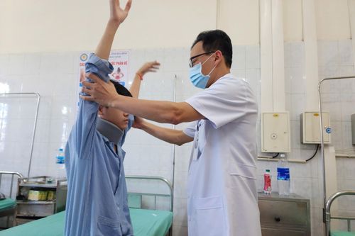 Hy hữu: Chơi điện thoại trong đêm nhiều giờ liền, nam sinh 15 tuổi suýt liệt tứ chi