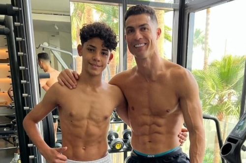 Con trai buồn ngủ, Ronaldo bắt ra tập gym