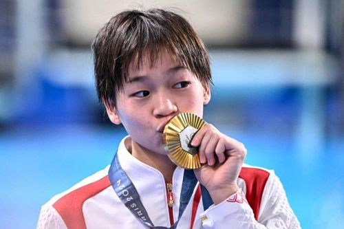 Bức tượng xấu xí của nhà vô địch Olympic 17 tuổi bị chê