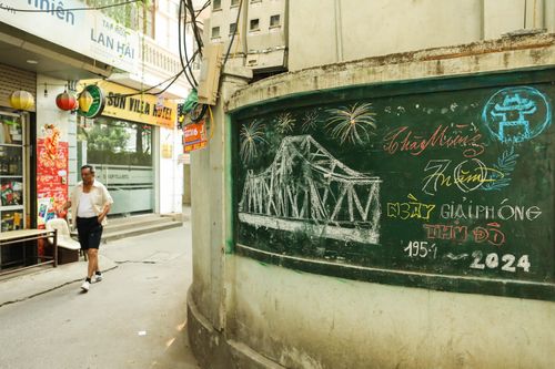 Người Hà Nội thích thú với tranh vẽ tay cổ động Giải phóng Thủ đô