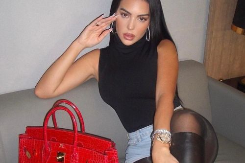 Bạn gái Ronaldo, Cardi B đọ túi Hermès da cá sấu 'bạch tạng'
