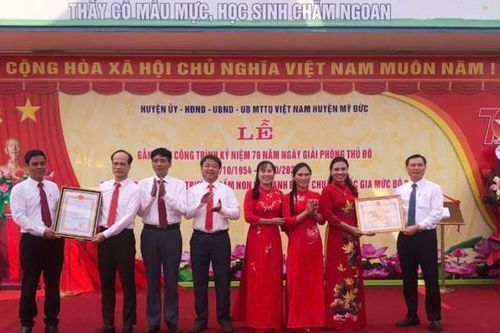 Gắn biển công trình kỷ niệm 70 năm Ngày Giải phóng Thủ đô