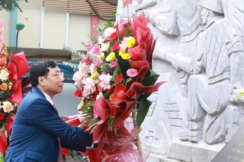 Quận Hai Bà Trưng dâng hoa nhân kỷ niệm 70 năm Ngày Giải phóng Thủ đô