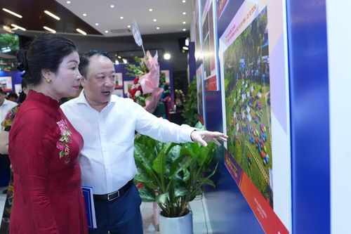 Khai mạc triển lãm ảnh nghệ thuật 'Tây Hồ - Đất và người'
